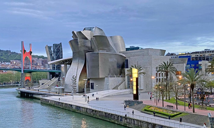 guggenheim museum bilbao keajaiban seni dalam bentuk bangunan