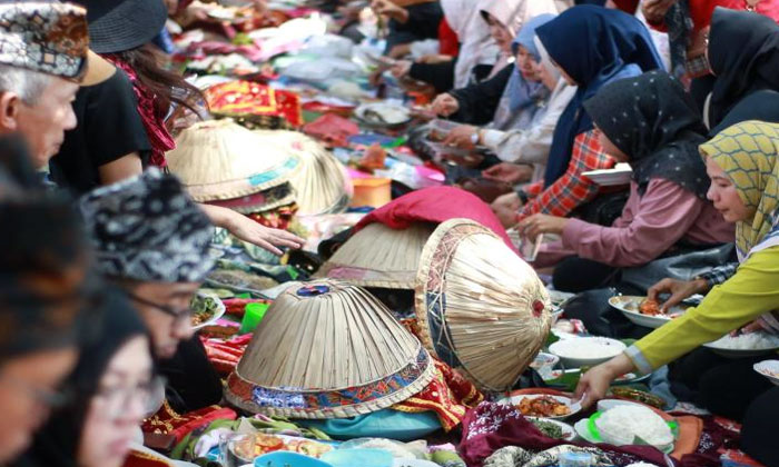 tradisi makan bajamba minangkabau